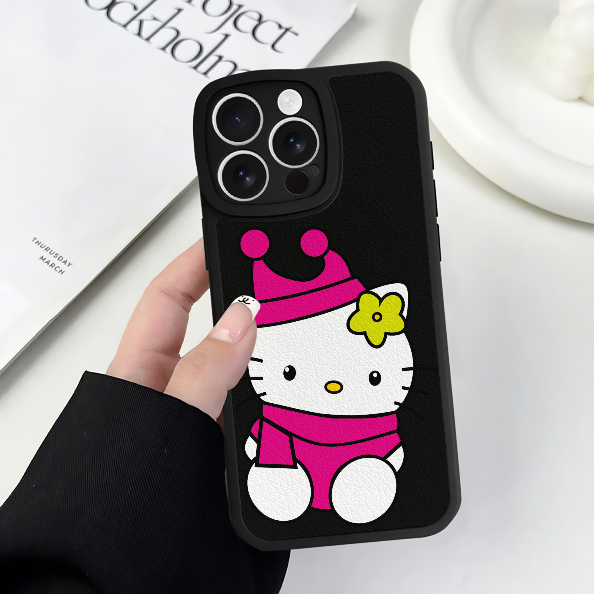 （画像用） Hello Kitty ハローキティ 【iPhone 16シリーズ対応】シリコンスマホケース（レザー調） 材質：シリコン
